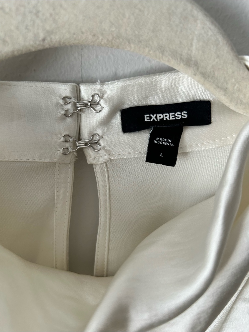 Express Women's Ivory Satin Mock Neck Button-Trim Blouse L - Picture 5 of 8